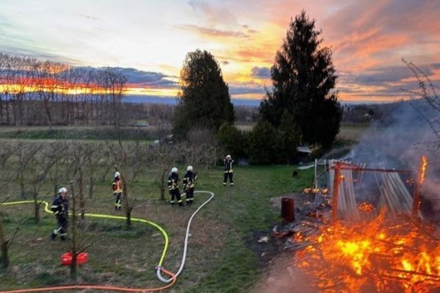 In Ehrenstetten steht eine Gartenhtte in Flammen - Feuerwehr rckt aus