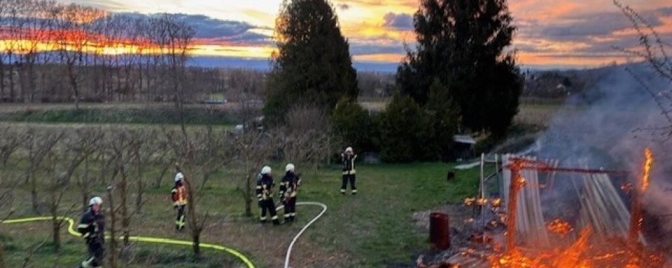 In Ehrenstetten stand am Sonntag eine Gartenhtte in Flammen - Feuerwehr rckte aus