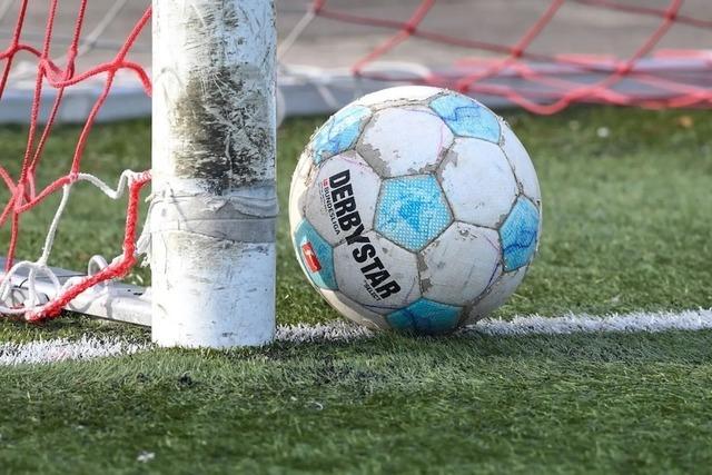 Spieler und Zuschauer prgeln sich nach Fuballspiel in Umkirch