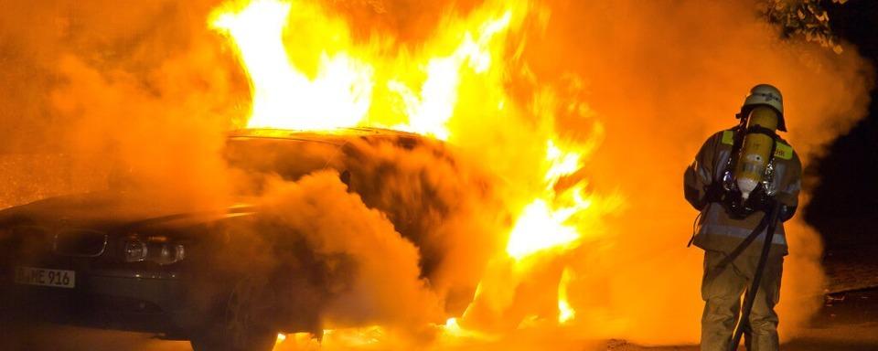 Keine Verletzten bei Vollbrand eines Autos auf der B500 nahe Weilheim