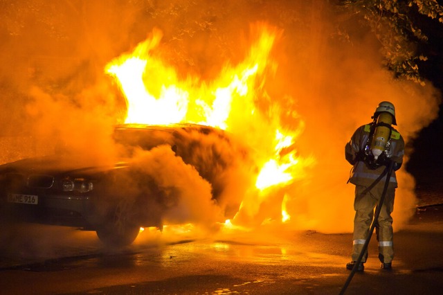 Den Vollbrand ihres Autos (Symbolfoto)...ne 21-Jhrige auf der B500 miterleben.  | Foto: Steffen Tzscheuner (dpa)