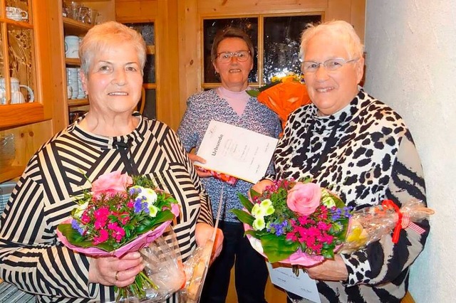 Einige der geehrten Landfrauen (von li...40 Jahre) und Elfi Schwrer (50 Jahre)  | Foto: Waltraud Strbe