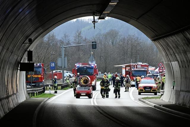 111 Feuerwehrleute, 22 Fahrzeug: Spektakulre bung im Brgerwaldtunnel