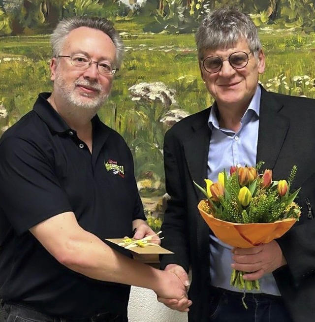 Rdiger Dietl (links) berreicht Wolfgang Danzeisen ein Geschenk.  | Foto: Mnnergesangverein Eintracht