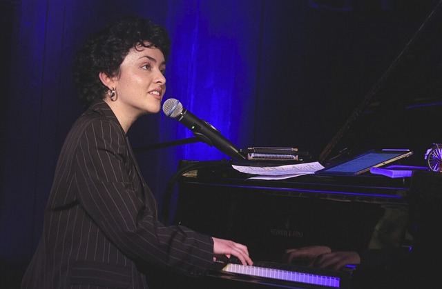 Lisette Noelia beim Konzert in der Aula des Clara-Schumann-Gymnasiums.  | Foto: Heidi Fel