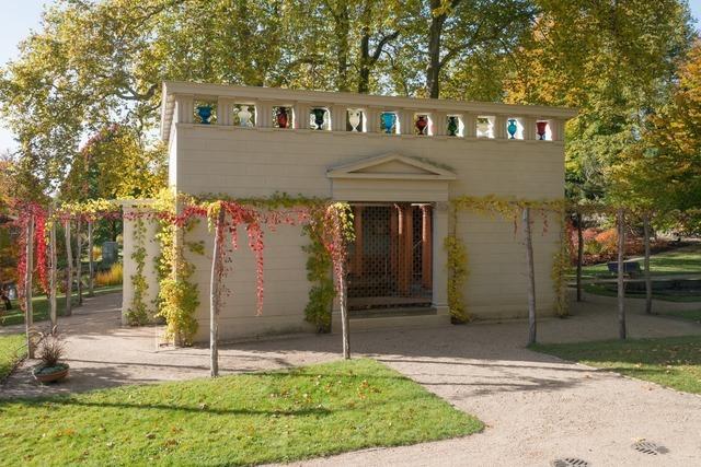 Insel der Ruhe - Fhrung zum Stibadium und den Wasserkaskaden im Paradiesgarten - Insel der Ruhe - Fhrung zum Stibadium und den Wasserkaskaden im Paradiesgarten