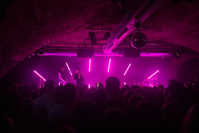 Ritter Lean bringt das ausverkaufte Jazzhaus in Freiburg zum Tanzen und Lachen