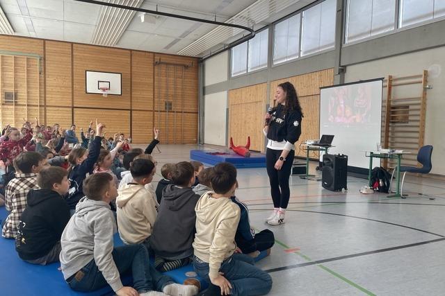 Ringerin Elena Brugger berreicht Preis fr "Jugend trainiert" an die Grundschule Reichenbach