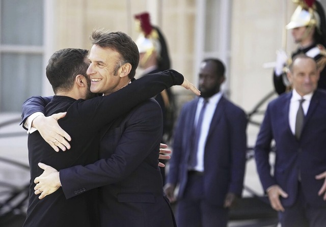 Der franzsische Prsident Macron (Zwe...ischen Prsidenten Selenskyj in Paris.  | Foto: Thibault Camus (dpa)