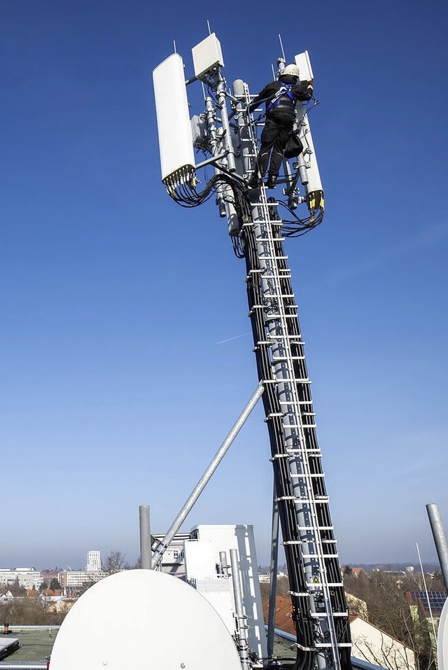 Ein Techniker auf einem Mobilfunkmast  | Foto: Daniel Karmann (dpa)