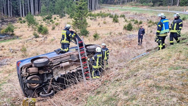 Mehrfach berschlagen hat sich dieser Kleinbus.  | Foto: kamera24.tv