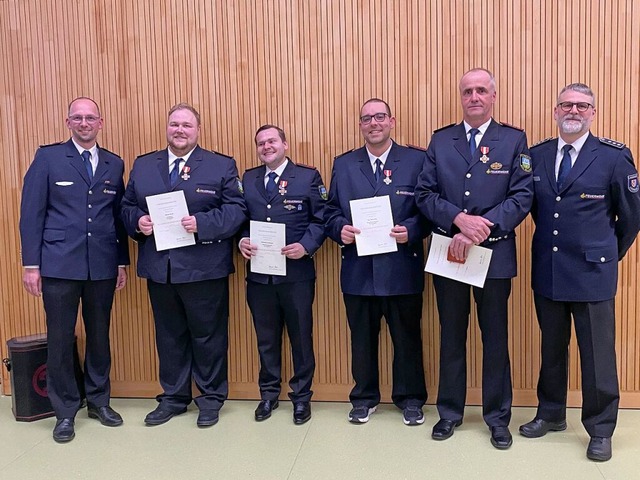 Kommandant Manuel Hummel (links) und s...Kai Brunlin sowie Georg Beisch junior  | Foto: Jutta Schtz