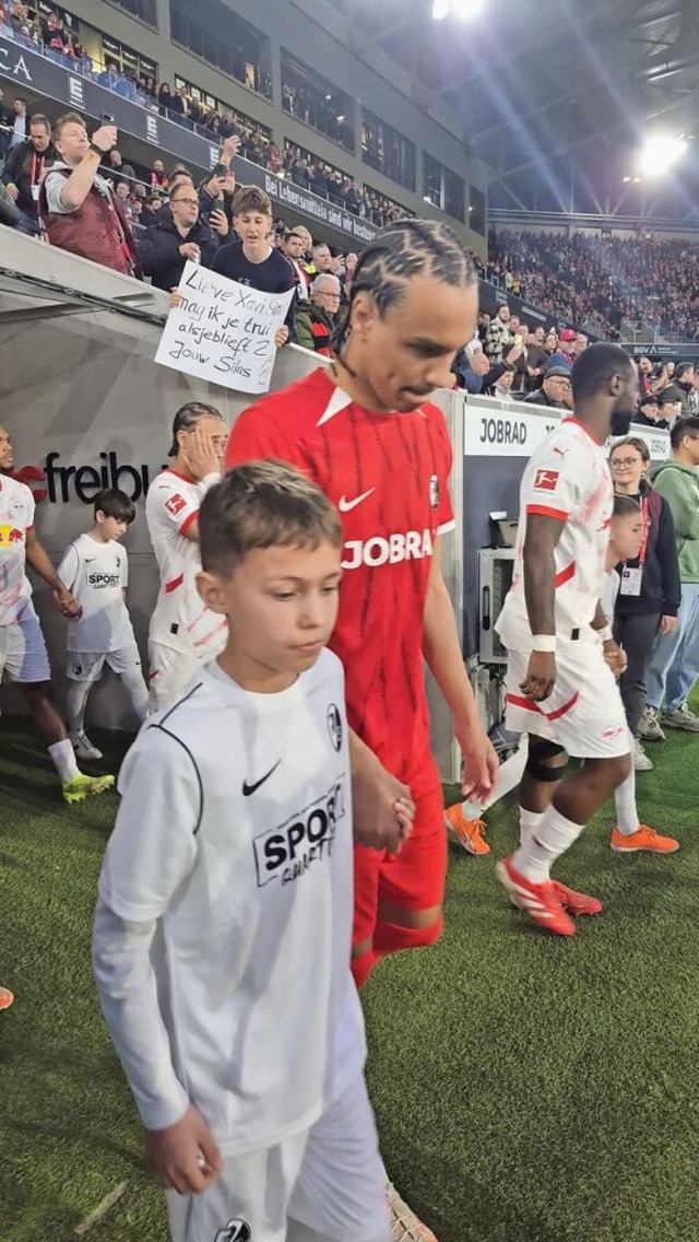 Toni Schlenker mit Kiliann Sildillia beim Einlaufen im Europa-Park-Stadion  | Foto: Privat