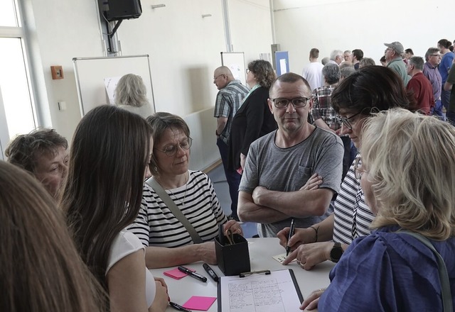 Rege diskutierten die Wallburger in kleinen Gruppen über mögliche Ideen. | Foto: Silvia Schillinger-Teschner Rege diskutierten die Wallburger in kleinen Gruppen über mögliche Ideen. | Foto: Silvia Schillinger-Teschner