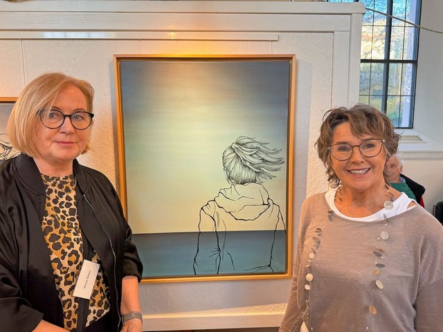 Marion Becker (links) mit ihrer Knstl...mit dem Titel &#8222;Sehnsucht&#8220;.  | Foto: Regina Erb-Schalk
