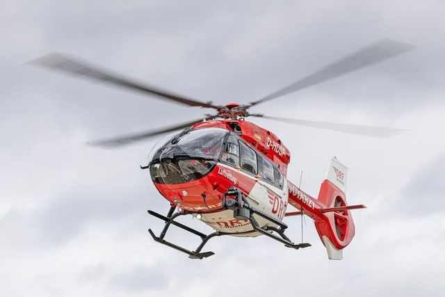 Der verletzte Senior musste mit einem ...hrauber in die Klinik gebracht werden. | Foto: Daniel Karmann (dpa) Der verletzte Senior musste mit einem ...hrauber in die Klinik gebracht werden. | Foto: Daniel Karmann (dpa)
