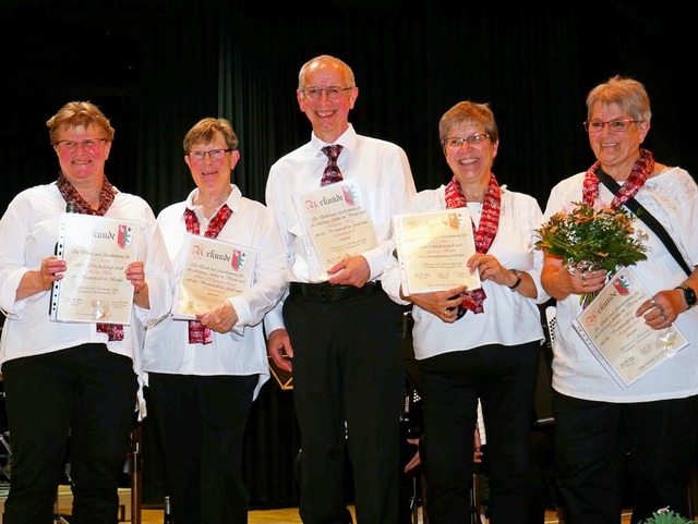 Geehrt (von links): Heike Bela, Ilona ...g, Felicitas Benitz und Carmen Albert. | Foto: Eva Korinth Geehrt (von links): Heike Bela, Ilona ...g, Felicitas Benitz und Carmen Albert. | Foto: Eva Korinth