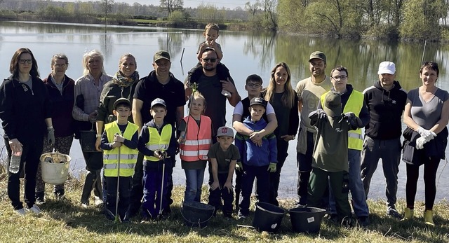 Bei strahlendem Sonnenschein hat der A...erein Dundenheims Gewsser aufgerumt.  | Foto: Verein