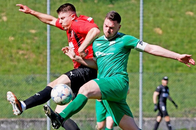 Klejdi Zenelak, Doppeltorschtze des F...s SV Rheintal, einen intensiven Fight.  | Foto: Matthias Konzok