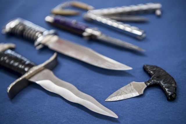 Von der Polizei beschlagnahmte Messer  | Foto: Malte Christians (dpa)