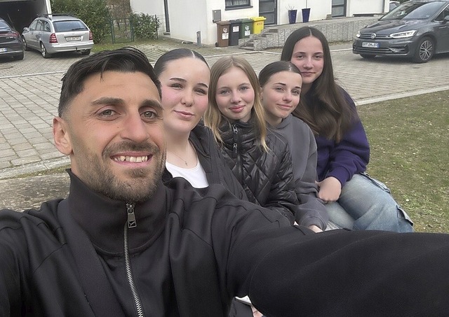 Selfie mit Vincenzo Grifo: Marit Schro...d Nayla Schnewald (Rotteck Gymnasium)  | Foto: privat
