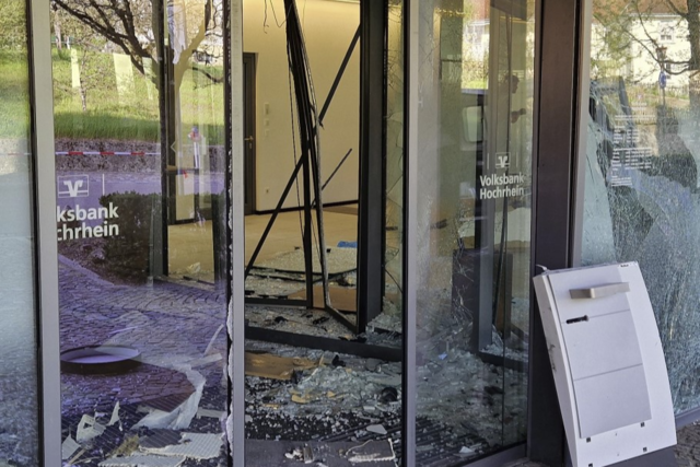 Geldautomat der Volksbank in Albbruck wurde in der Nacht auf Mittwoch gesprengt – Tter auf der Flucht