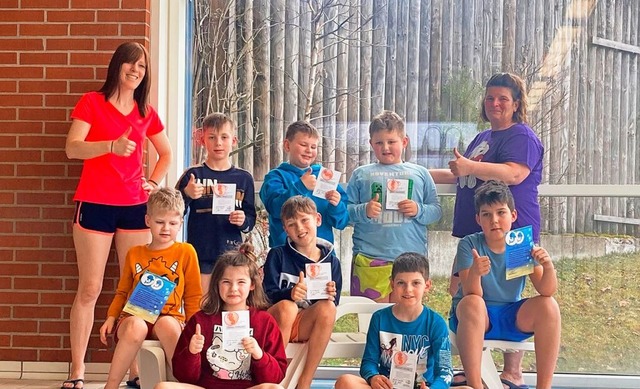 Die Klassenlehrerinnen Kathrin Thiele ...mm Sport in der Schule abgelegt haben.  | Foto: Schule