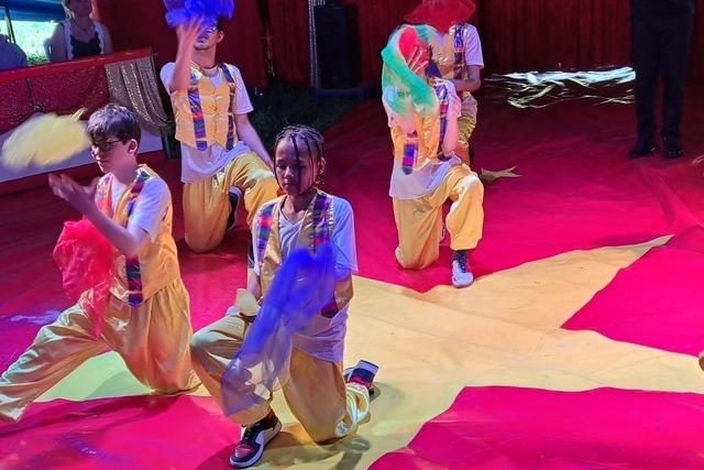 Kinder der Schule St. Fridolin in Bad Sckingen drfen in die Manege des Zirkus Montana