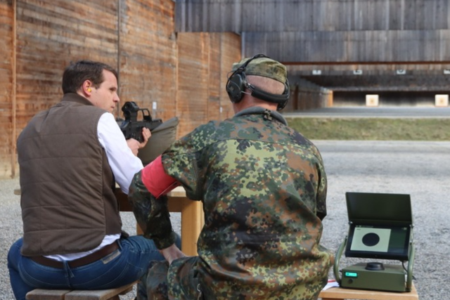 Bei der Deutsch-Franzsischen Brigade in Mllheim testen Politiker die Schieanlage