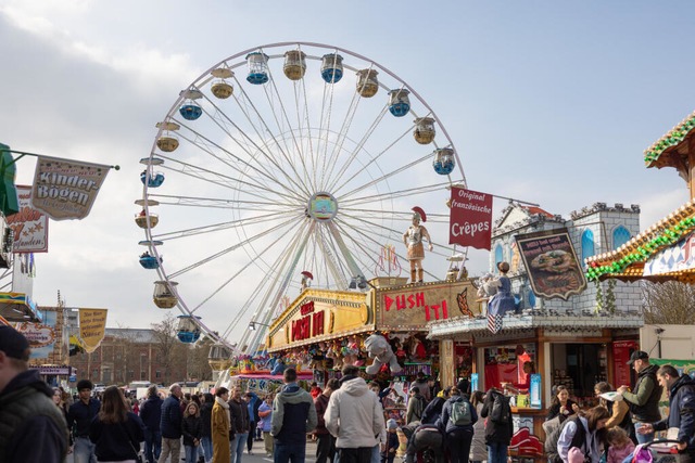 Zahlreiche Menschen besuchen das Frühjahrsvolksfest auf der Talavera. | Foto: Patty Varasano Zahlreiche Menschen besuchen das Frühjahrsvolksfest auf der Talavera. | Foto: Patty Varasano
