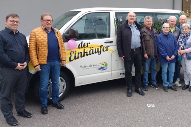 Brgermeister Fabio Jenisch und Alt-B...zern des Einkufer-Busses (von links).  | Foto: Gemeinde Schwrstadt