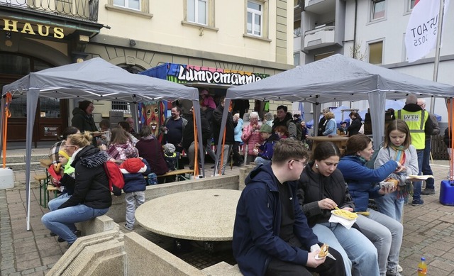 Pause auf dem Platz: Beim verkaufsoffenen Sonntag wurde auch geschlemmt. | Foto: Heidrun Simoneit Pause auf dem Platz: Beim verkaufsoffenen Sonntag wurde auch geschlemmt. | Foto: Heidrun Simoneit