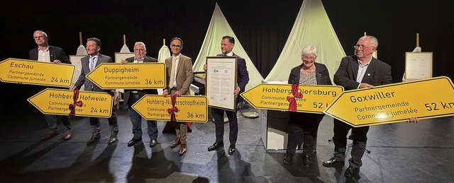 Brgermeister und Ortsvorsteher mit St...ischen den jeweiligen Orten anzeigen.   | Foto: Gerold Erb
