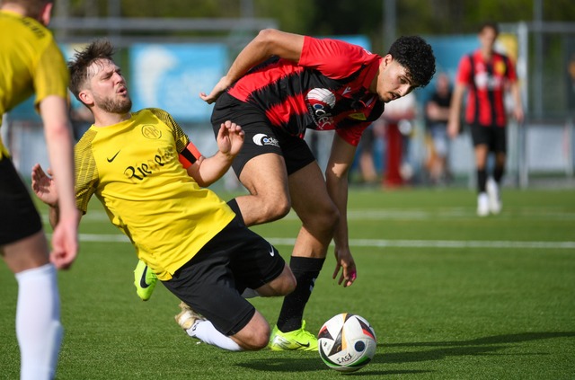 Tor und Vorlage beim Landesliga-Debüt:...ssef Saidj (rechts, gegen Julian Mall) | Foto: Gerd Gründl Tor und Vorlage beim Landesliga-Debüt:...ssef Saidj (rechts, gegen Julian Mall) | Foto: Gerd Gründl