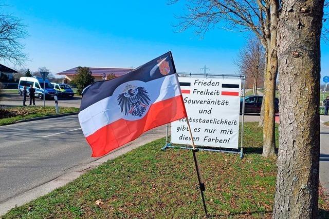 Die Reichsbrger, die in Freiburg-St. Georgen demonstrieren, fhren ein Leben auf der Scheibe