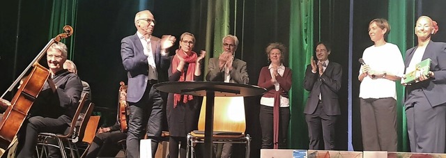 Walter Glunk (Zweiter von links) gibt ...schiedung höchstes Lob gezollt hatten.  | Foto: Barbara Puppe