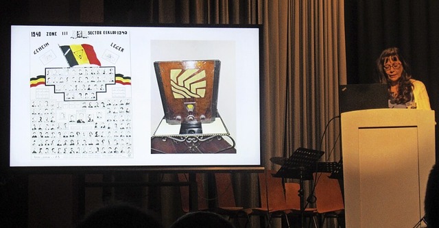 Brigitte de Deyne zeigt Erinnerungsst...n die Widerstandsarbeit ihres Vaters.   | Foto: Susanne Kerkovius