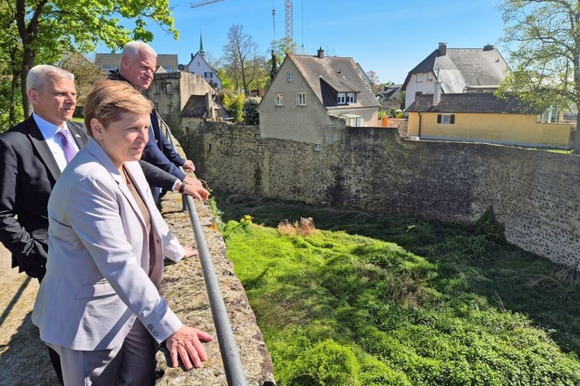 Blick in den sanierungsbedrftigen Bre...ick Rapp und Brgermeister Oliver Rein  | Foto: Sebastian Ehret