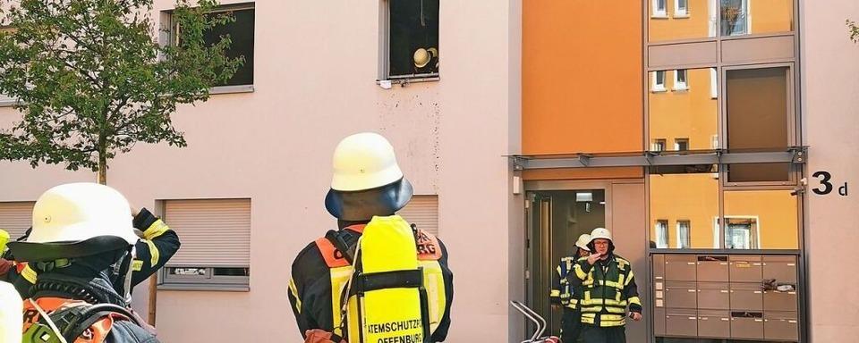 Feuerwehr rettet eine Person und einen Hund aus Brandwohnung in der Offenburger Rheinstrae