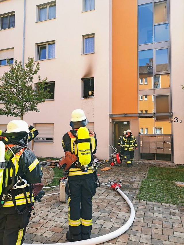 Ein Atemschutzträger beseitigt Brandschutt aus der Wohnung in der Rheinstraße. | Foto: Ralf Burgmaier Ein Atemschutzträger beseitigt Brandschutt aus der Wohnung in der Rheinstraße. | Foto: Ralf Burgmaier