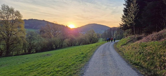 Morgens um 7 Uhr, als die ersten Wande...n ging ber Reichenbach die Sonne auf.  | Foto: Christian Kramberg