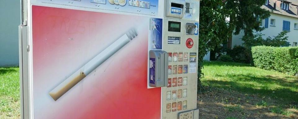 Unbekannte knacken Zigarettenautomaten in Liel