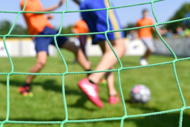 Auch Fuballspielen muss man lernen.  | Foto: Uwe Anspach (dpa) 