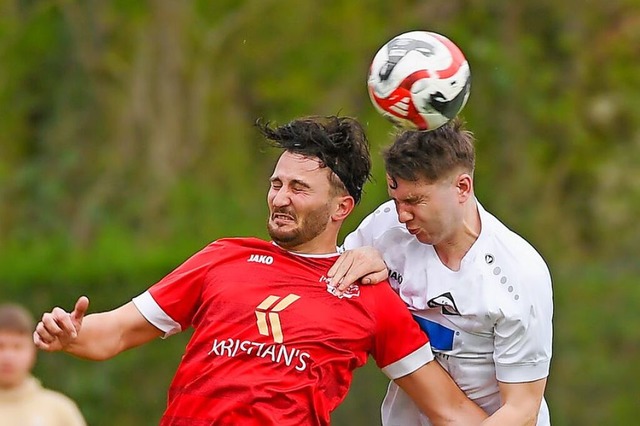 Alexander Hermann vom FC Steinen-Hlls...er den Wallbacher Strmer Fatih Palit.  | Foto: Gerd Grndl