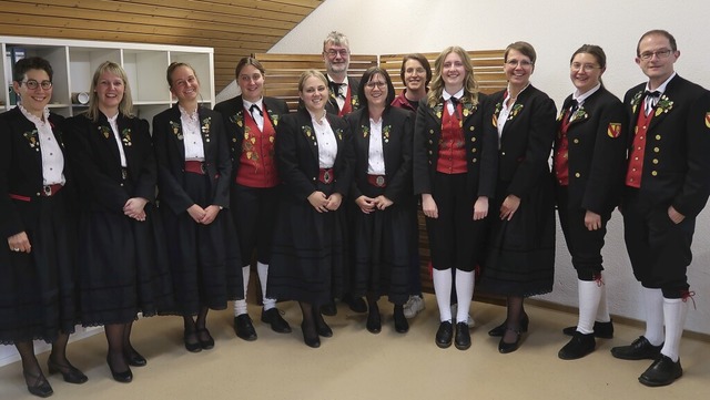 Vorstand Silke Isele, die selbst eine ...raden und Kameradinnen zu den Ehrungen  | Foto: Christine Weirich