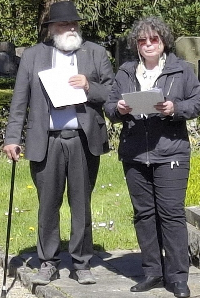 Hans-Peter Goergens und Monique Reiser auf dem Waldbachfriedhof  | Foto: Julia Wolf