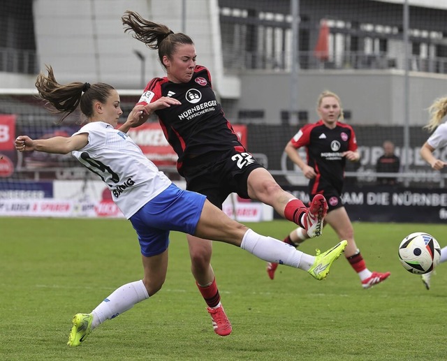 Sanja Homann (vorne) streckt sich verg... Der SC Sand war beim 1:6 ohne Chance.  | Foto: IMAGO/Sportfoto Zink / Daniel Marr