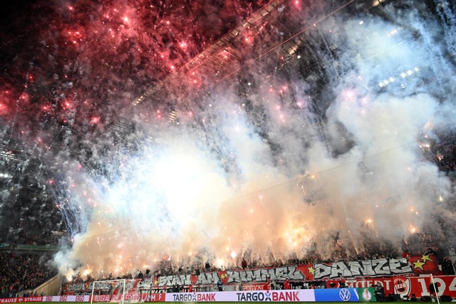 Kölner Fans zündeln beim Pokalspiel gegen Hertha BSC. | Foto: Federico Gambarini (dpa) Kölner Fans zündeln beim Pokalspiel gegen Hertha BSC. | Foto: Federico Gambarini (dpa)