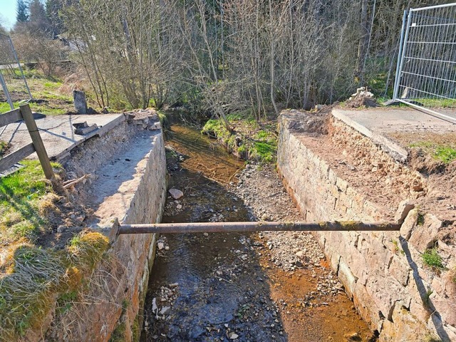 Die marode Fußgängerbrücke über die Mauchach beim Tatzmania wurde abgerissen. | Foto: Christa Maier Die marode Fußgängerbrücke über die Mauchach beim Tatzmania wurde abgerissen. | Foto: Christa Maier