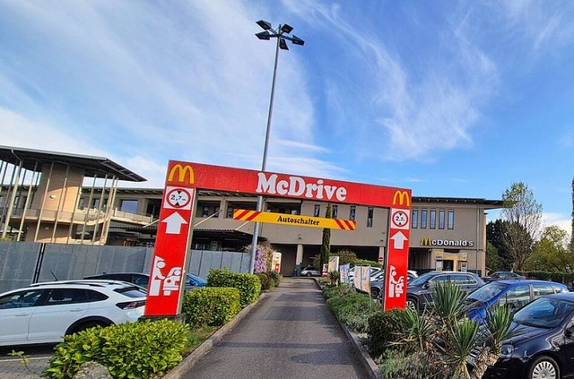Im Mai 2000 hat die erste McDonald&#82...ahr im Arena-Einkaufszentrum erffnet.  | Foto: Christian Kramberg